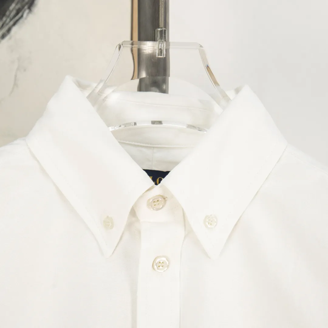 P270 zp version [Exclusive supply] Ralph Lauren/Ralph Lauren's classic evergreen single product 100 cotton Oxford spun old money style casual long-sleeved shirt. 100% restored workmanship. The entire garment is embedded with seams and clean edges. The upper back seams are reorganized for a better fit. ✅ 100 cotton Oxford spun on the face. Pre-wash treatment. The texture is tight and soft. ✅ Custom dyed original pearlescent white bottom buttons. Size partitions. ✅ Special shaped chiffon foil is included in the collar door tube. It is not easy to deform and pull. ✅ RL classic version of the Oxford shirt. The thick and crisp feeling brought by the Oxford cloth. It can be worn alone or as an outer layer. It can be worn in all seasons. It is a must-have item for the wardrobe. Get it with your eyes closed. Color: black, white, pink, blue, carbon gray, khaki, navy blue and red label, dark blue and white label (8 colors) Size: S M L XL Number: WW10974